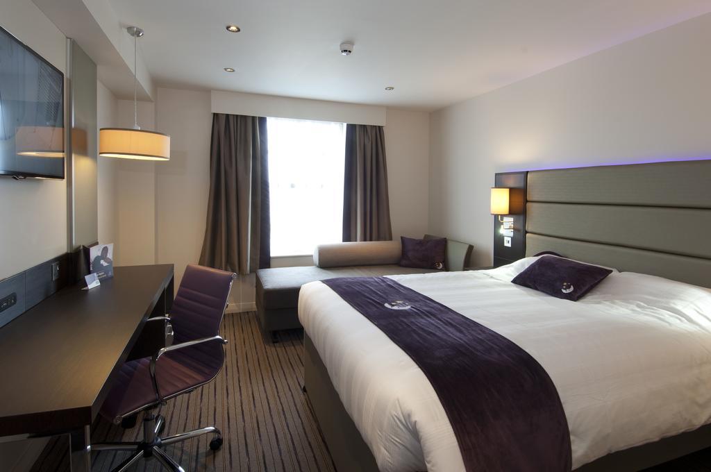 Premier Inn Epsom South Exterior photo