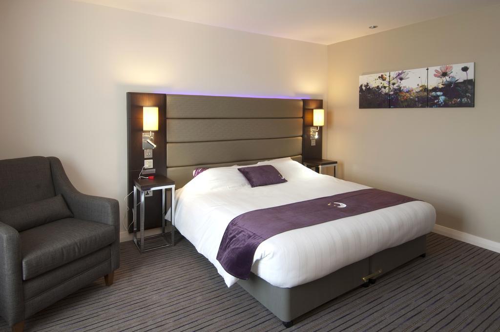 Premier Inn Epsom South Exterior photo