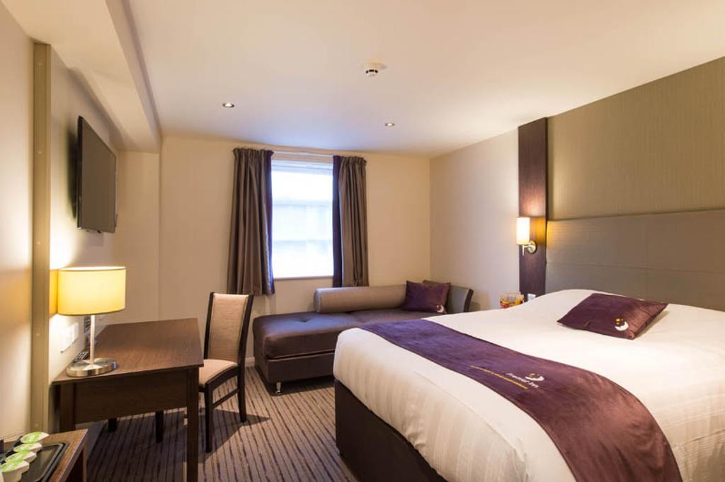 Premier Inn Epsom South Exterior photo