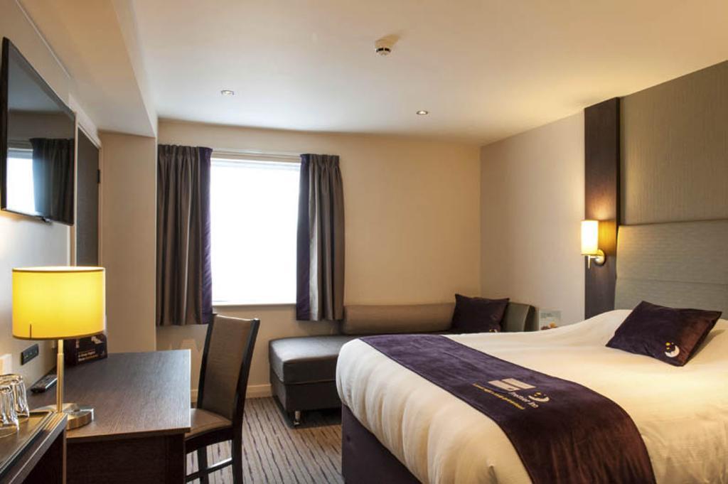 Premier Inn Epsom South Room photo