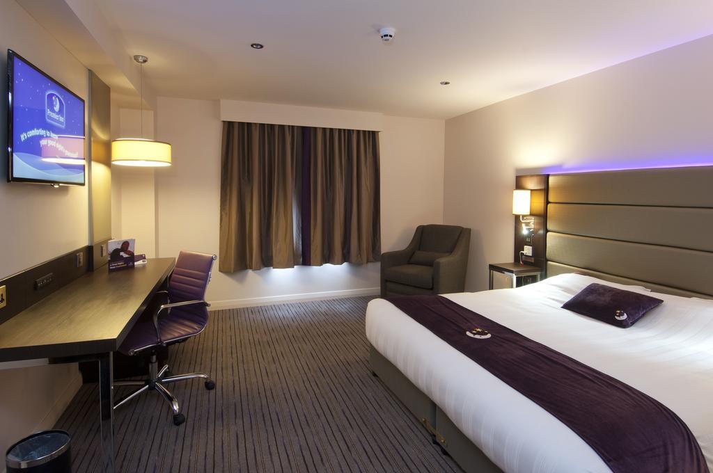 Premier Inn Epsom South Exterior photo