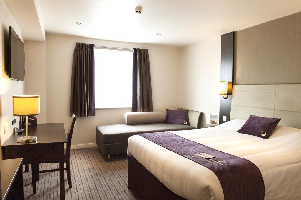 Premier Inn Epsom South Exterior photo