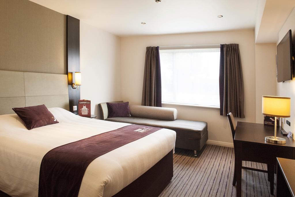 Premier Inn Epsom South Room photo