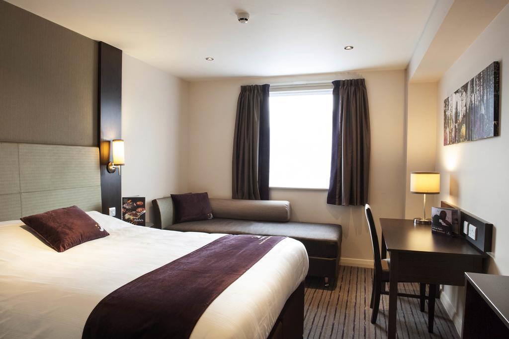 Premier Inn Epsom South Room photo