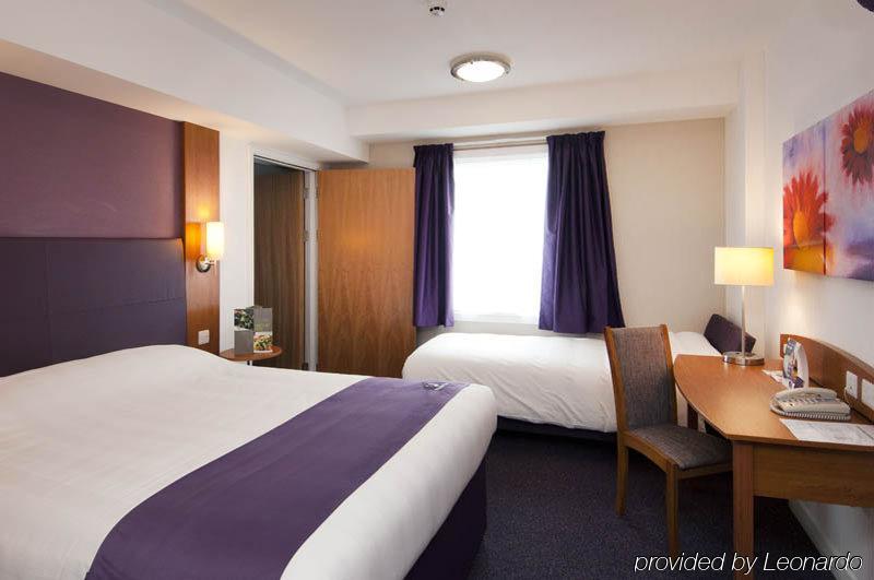 Premier Inn Epsom South Exterior photo
