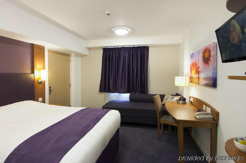 Premier Inn Epsom South Exterior photo