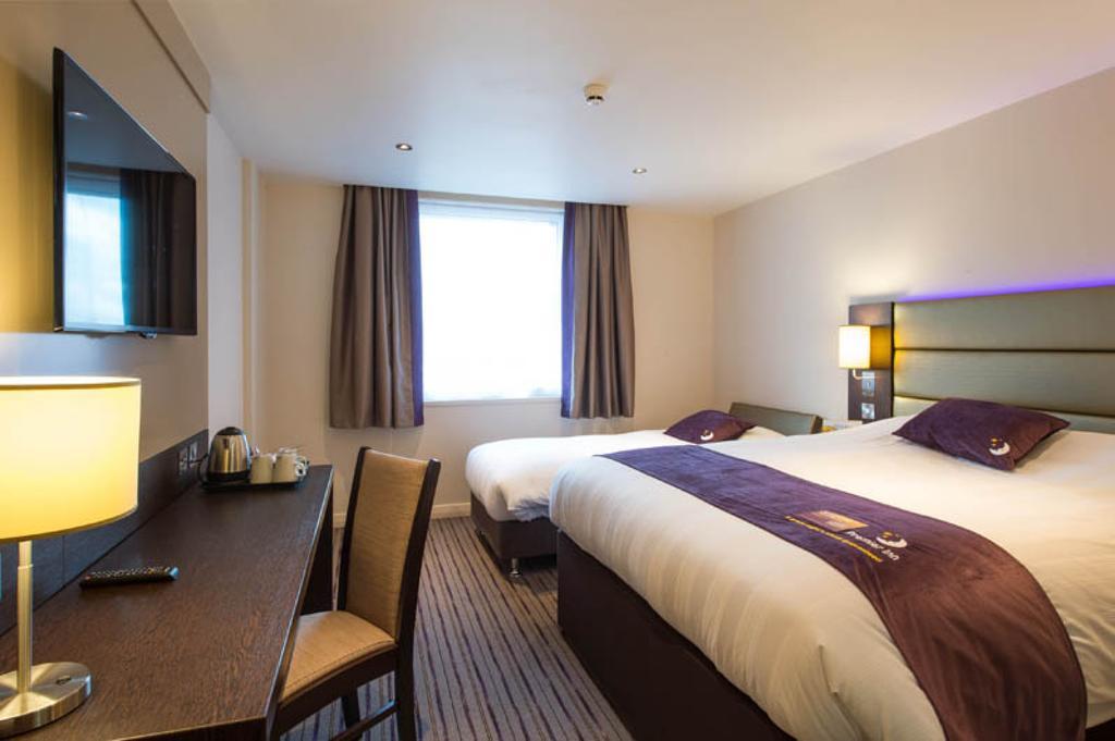 Premier Inn Epsom South Exterior photo