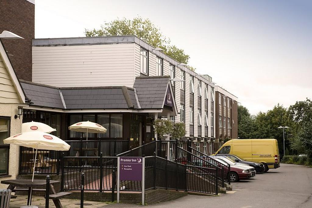 Premier Inn Epsom South Exterior photo