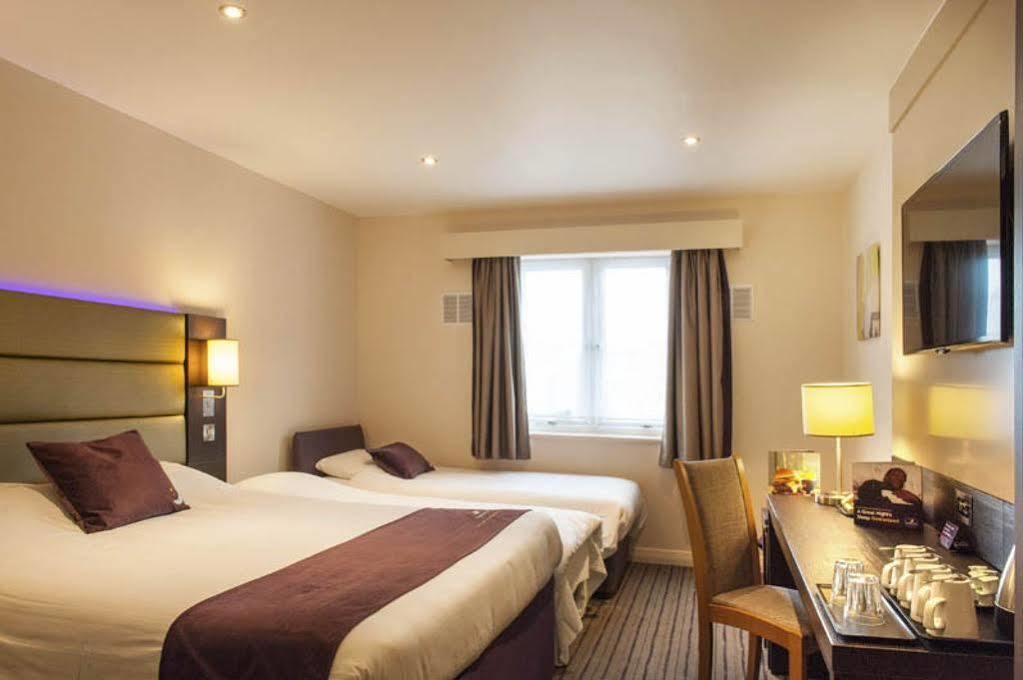 Premier Inn Epsom South Exterior photo