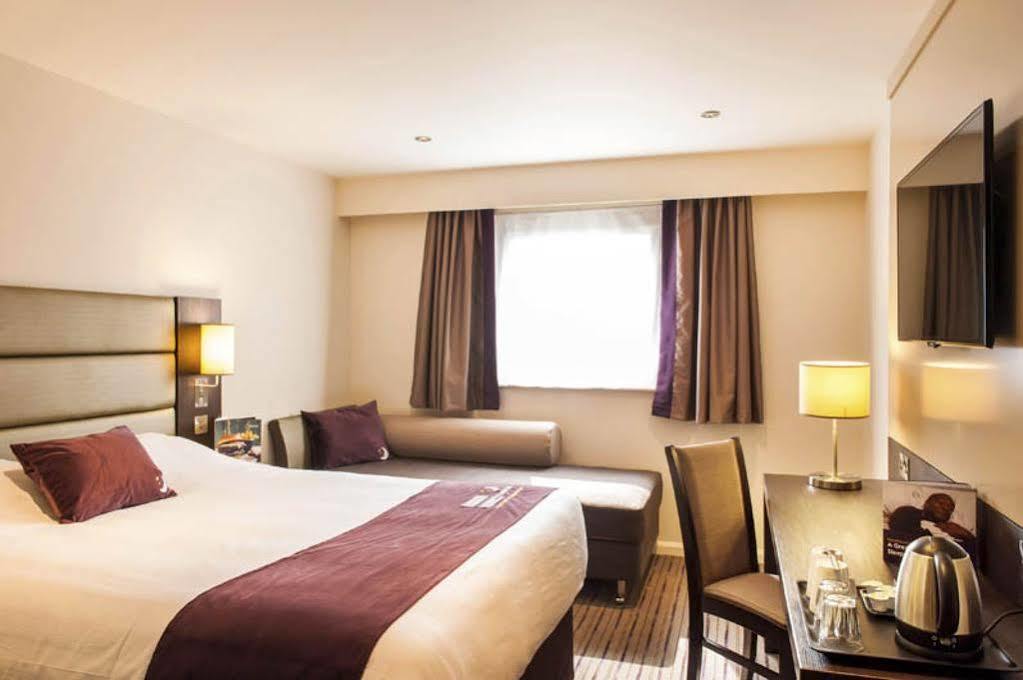 Premier Inn Epsom South Exterior photo